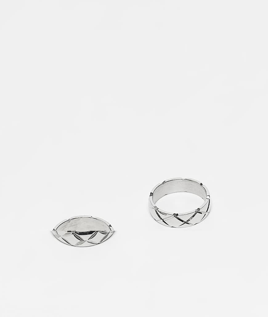 ASOS DESIGN - 2er-Pack silberfarbener Bandringe aus wasserabweisendem Edelstahl mit Prägung ASOS DESIGN - 2er-Pack silberfarbener Bandringe aus wasserabweisendem Edelstahl mit Prägung von ASOS DESIGN