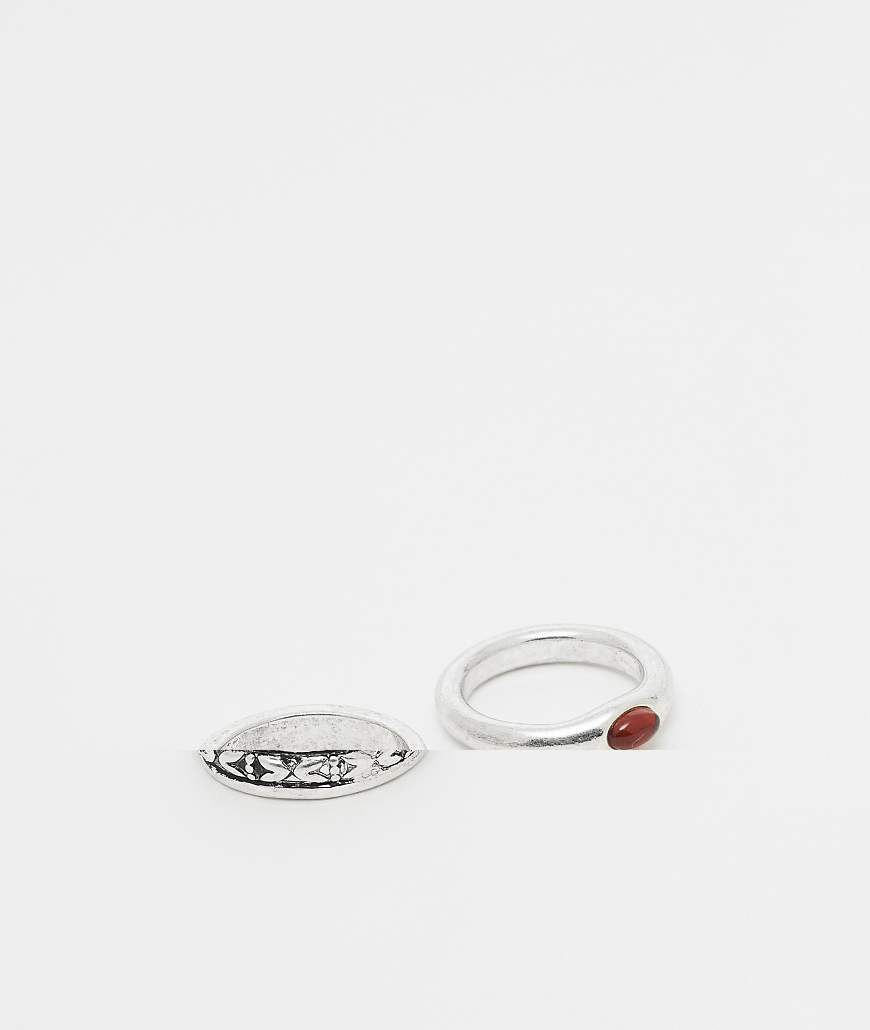 ASOS DESIGN - 2er-Pack strukturierte Ringe in polierter Silberoptik mit rotem Stein von ASOS DESIGN