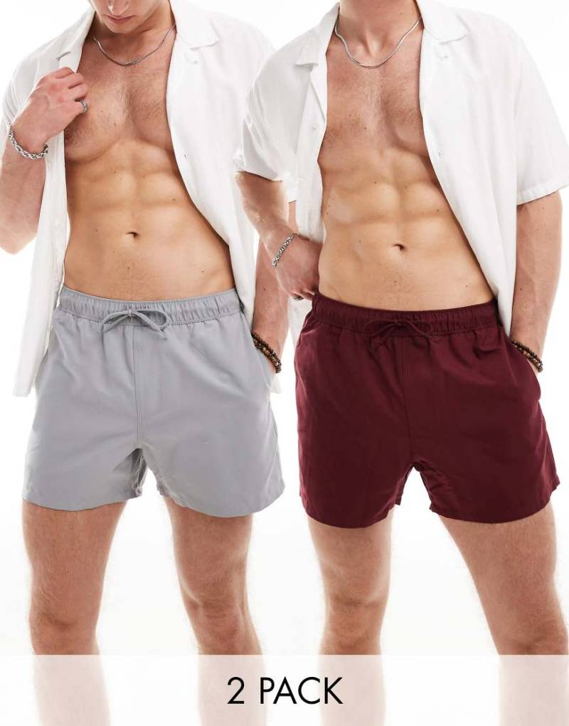 ASOS DESIGN - 2er-Sparpack kurze Badeshorts in Burgunderrot/Grau-Bunt von ASOS DESIGN