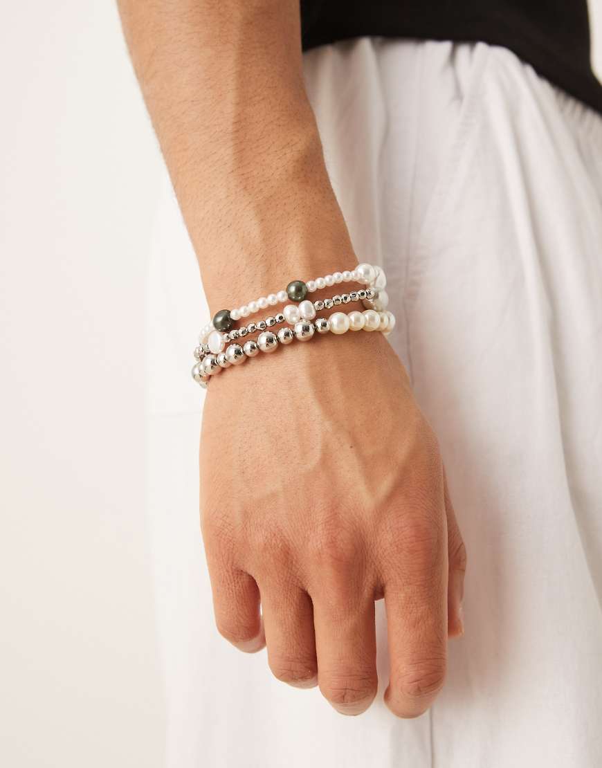 ASOS DESIGN - 3er-Pack Festival-Armbänder mit Mix aus Kunstperlen und silberfarbenen Perlen von ASOS DESIGN