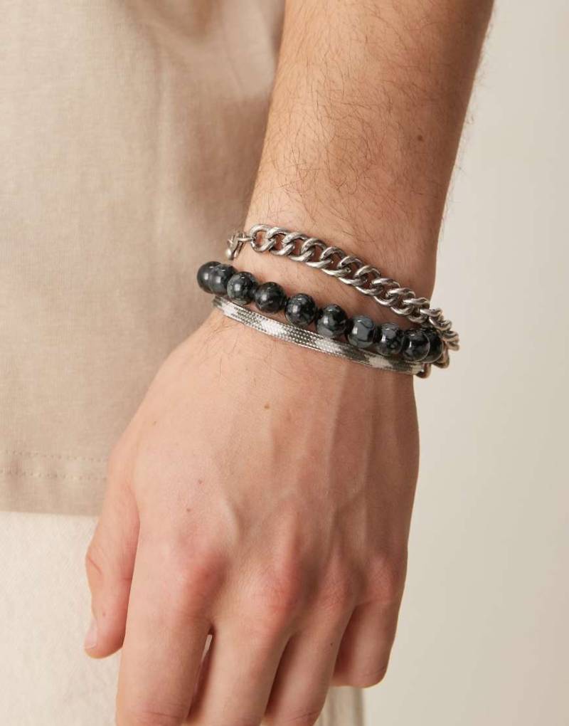 ASOS DESIGN - 3er-Pack Festival-Armbänder mit mehrfarbigem Perlen- und Kettendesign-Grau von ASOS DESIGN