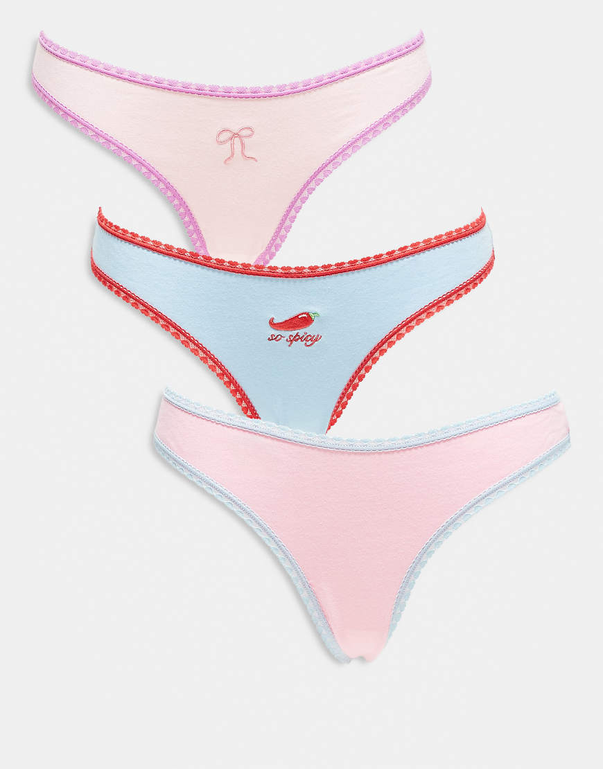 ASOS DESIGN - 3er-Pack Brazilian-Slips mit herzförmiger Spitzenborte, Chili- und Schleifen-Stickerei-Bunt von ASOS DESIGN
