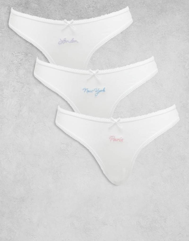 ASOS DESIGN - 3er-Pack Brazilian-cut-Slips aus Baumwolle in Weiß mit aufgestickten Stadtnamen und Picotsaum von ASOS DESIGN