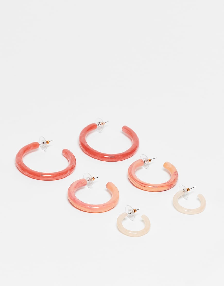 ASOS DESIGN - 3er-Pack Creolen aus Kunstharz in abgestuften Größen in pfirsichfarbenen Rosatönen ASOS DESIGN - 3er-Pack Creolen aus Kunstharz in abgestuften Größen in pfirsichfarbenen Rosatönen von ASOS DESIGN