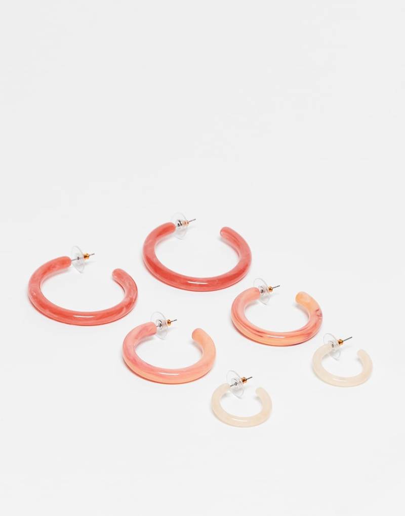 ASOS DESIGN - 3er-Pack Creolen aus Kunstharz in abgestuften Größen in pfirsichfarbenen Rosatönen von ASOS DESIGN