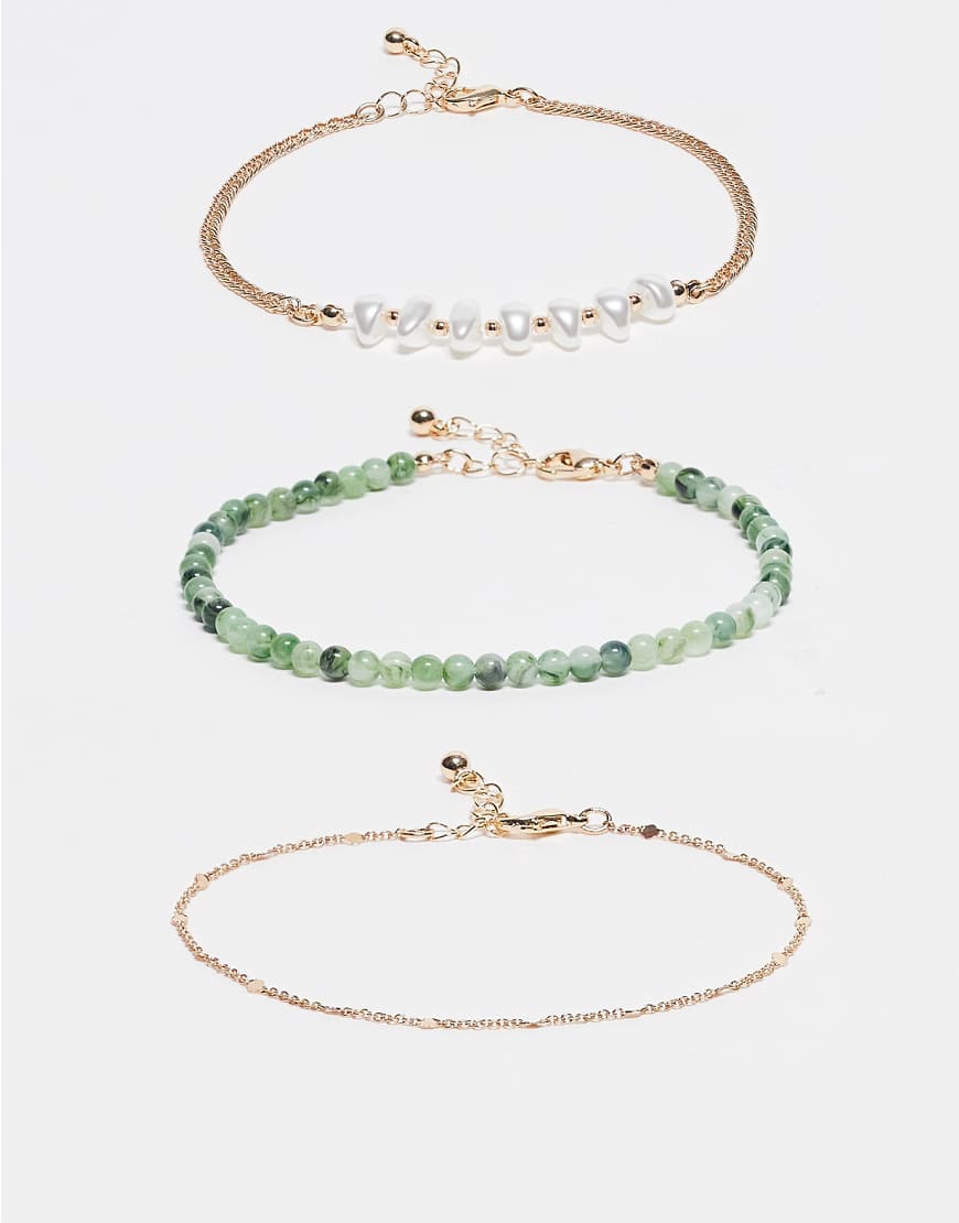 ASOS DESIGN - 3er-Pack Fußkettchen in Goldoptik, mit grünen Schmucksteinen und mit Zierperlen-Goldfarben von ASOS DESIGN