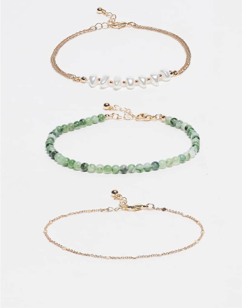 ASOS DESIGN - 3er-Pack Fußkettchen in Goldoptik, mit grünen Schmucksteinen und mit Zierperlen-Goldfarben von ASOS DESIGN