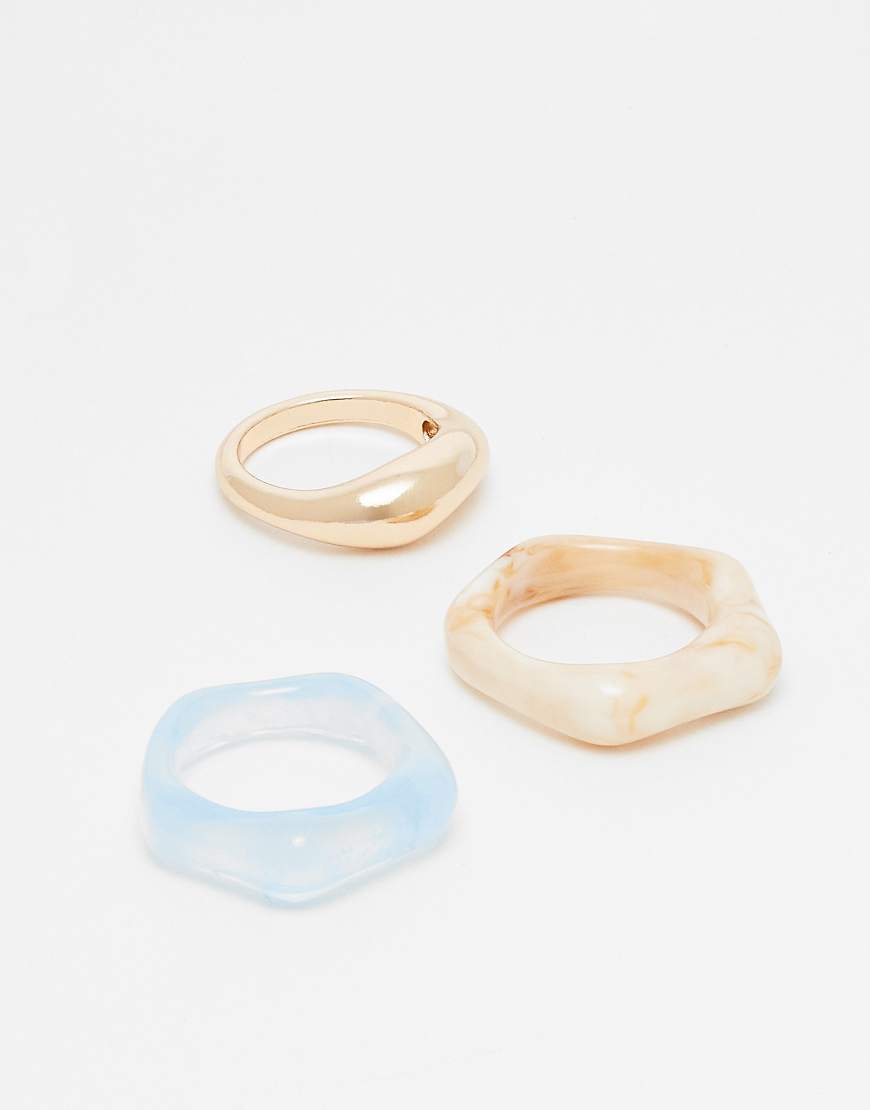 ASOS DESIGN - 3er-Pack Ringe in verschiedenen Kunstharz-Designs und Gold-Optik-Goldfarben von ASOS DESIGN