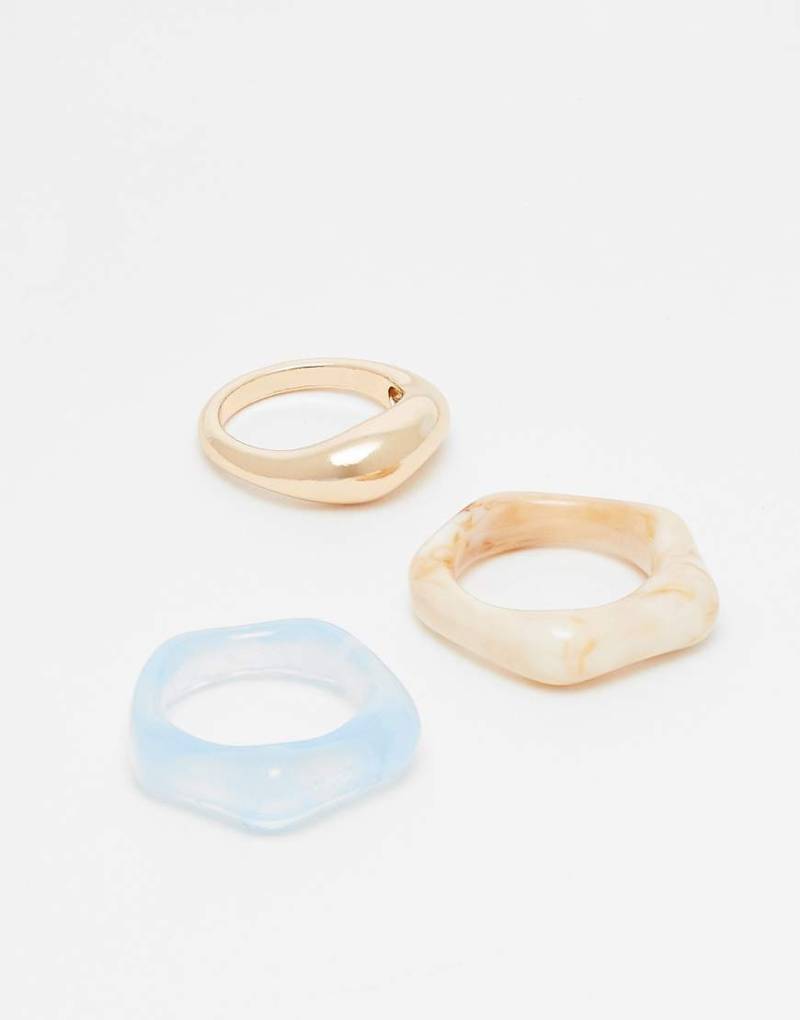 ASOS DESIGN - 3er-Pack Ringe in verschiedenen Kunstharz-Designs und Gold-Optik-Goldfarben von ASOS DESIGN