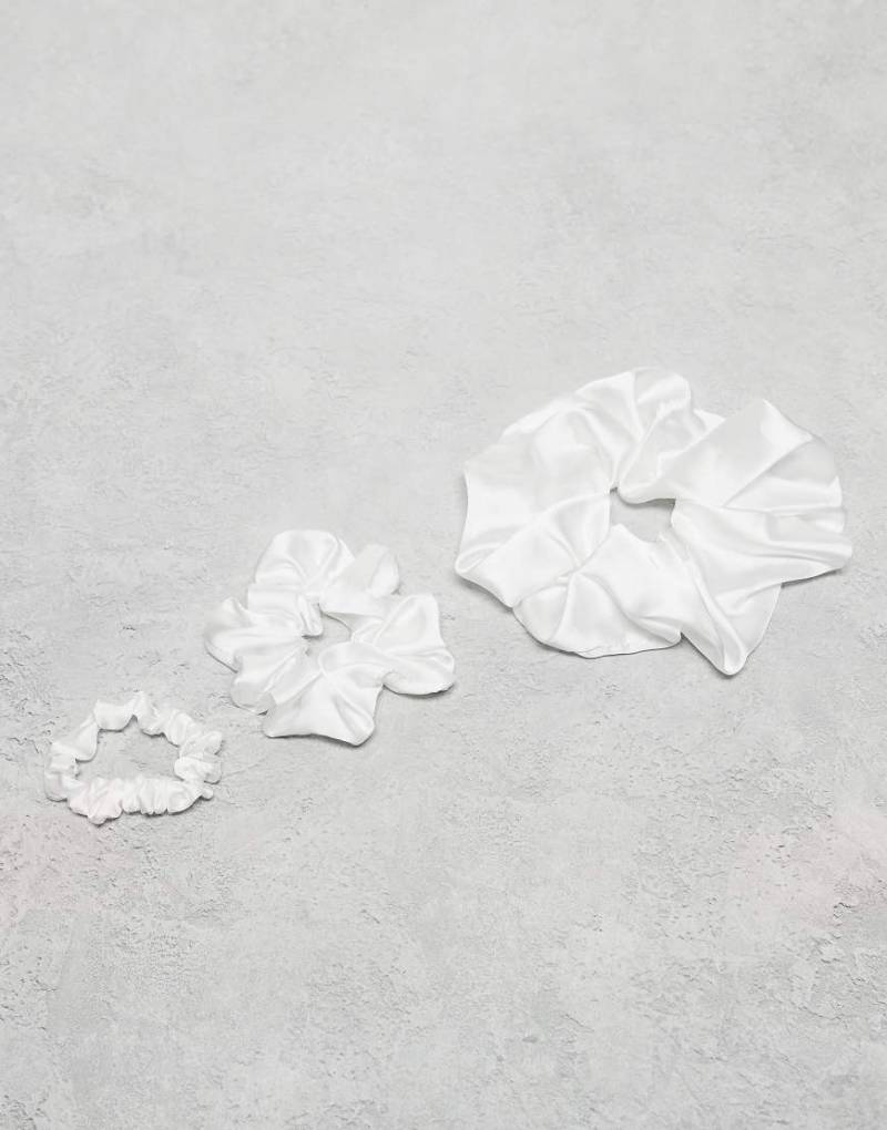 ASOS DESIGN - 3er-Pack Scrunchie-Haargummis aus Satin in Elfenbeinweiß von ASOS DESIGN