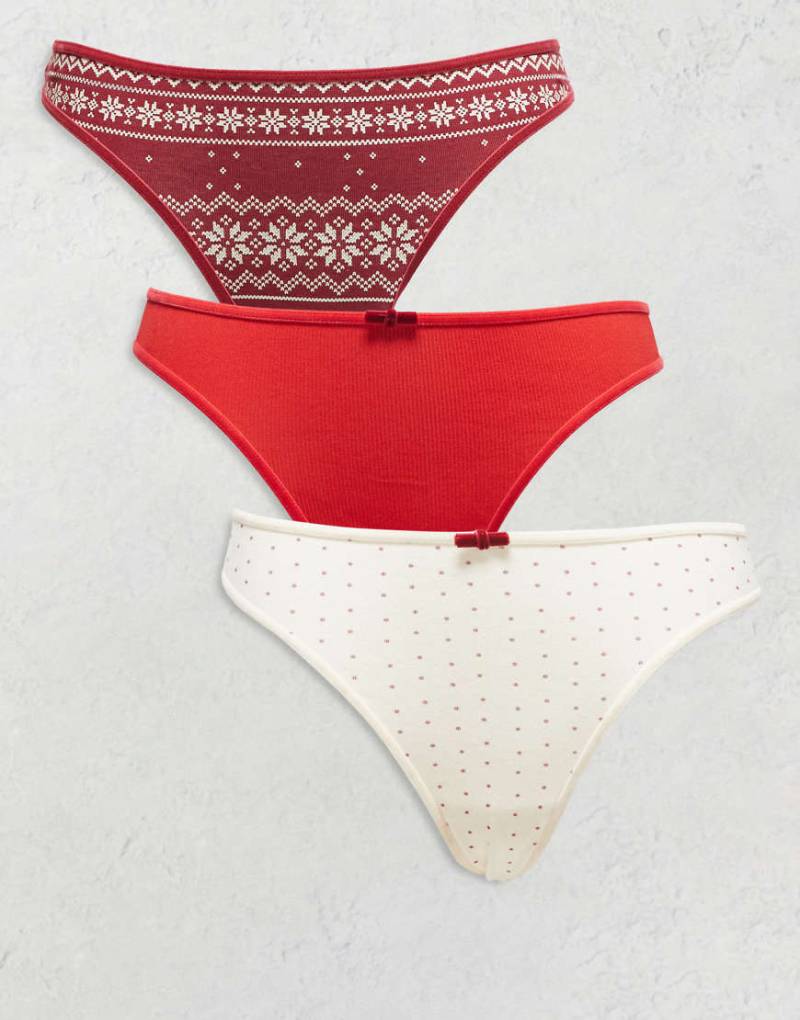 ASOS DESIGN - 3er-Pack Tangas mit Samtbesatz in Burgunderrot mit Norwegermuster, in Rot gerippt und in Creme mit Polka Dots von ASOS DESIGN