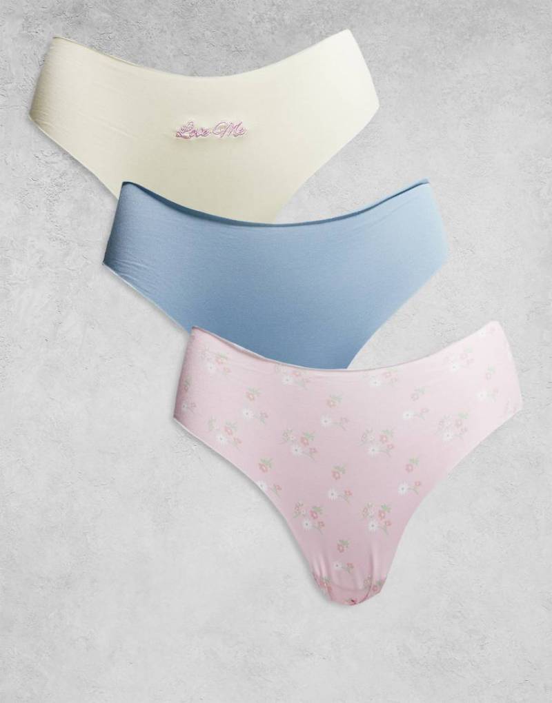 ASOS DESIGN - 3er-Pack brasilianische Slips in Zitronengelb, Staubblau und Flieder mit Blümchenmuster und „Love Me"-Design-Bunt von ASOS DESIGN