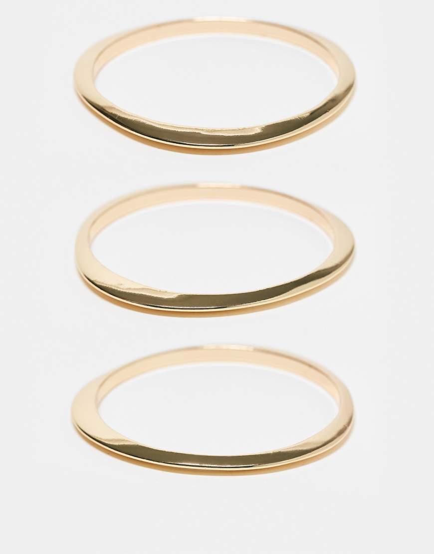 ASOS DESIGN - 3er-Pack goldfarbene Armreifen in schlichter Optik ASOS DESIGN - 3er-Pack goldfarbene Armreifen in schlichter Optik von ASOS DESIGN