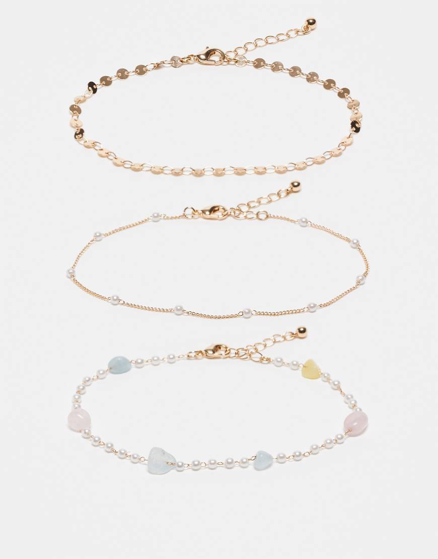 ASOS DESIGN - 3er-Pack goldfarbene Fußkettchen mit Anhängern aus echten Halbedelsteinen und Kunstperlen von ASOS DESIGN