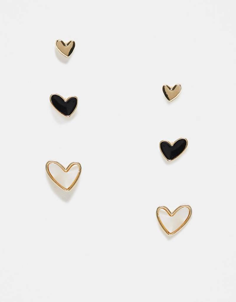 ASOS DESIGN - 3er-Pack goldfarbene Ohrstecker mit Kunstperlen und Herzmotiv aus schwarzer Emaille von ASOS DESIGN