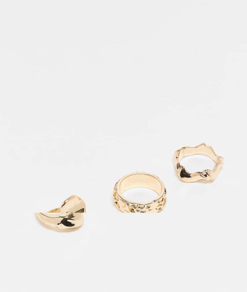 ASOS DESIGN - 3er-Pack goldfarbene Ringe im geschmolzenen Design mit gehämmerten Details von ASOS DESIGN