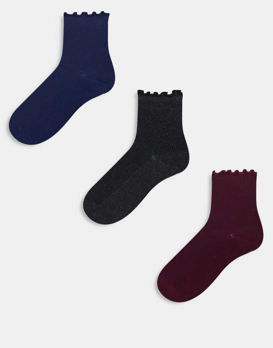 ASOS DESIGN - 3er-Pack knöchelhohe Socken in mehreren Farben mit Rüschenkante-Weiß von ASOS DESIGN