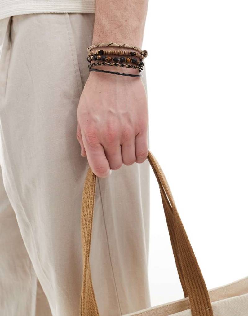 ASOS DESIGN - 4er-Pack Festival-Armbänder mit Perlen und Lederkordeln in Braun von ASOS DESIGN