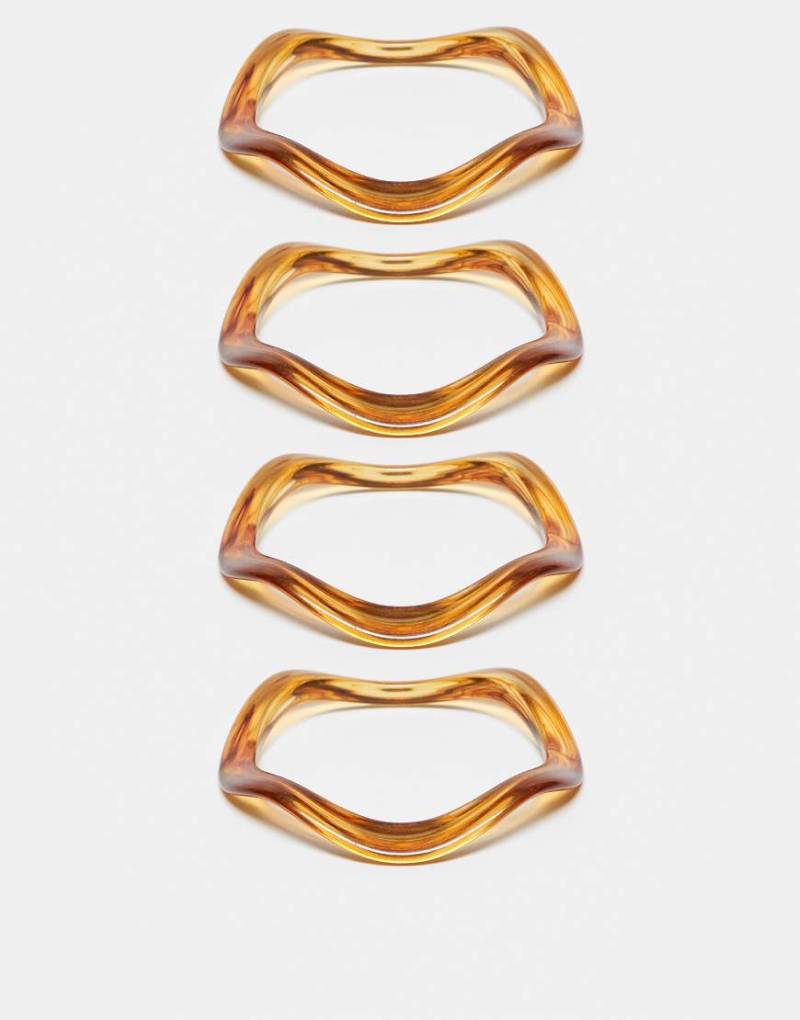 ASOS DESIGN - 4er-Pack Armreifen aus Kunstharz mit Wellendesign-Braun von ASOS DESIGN