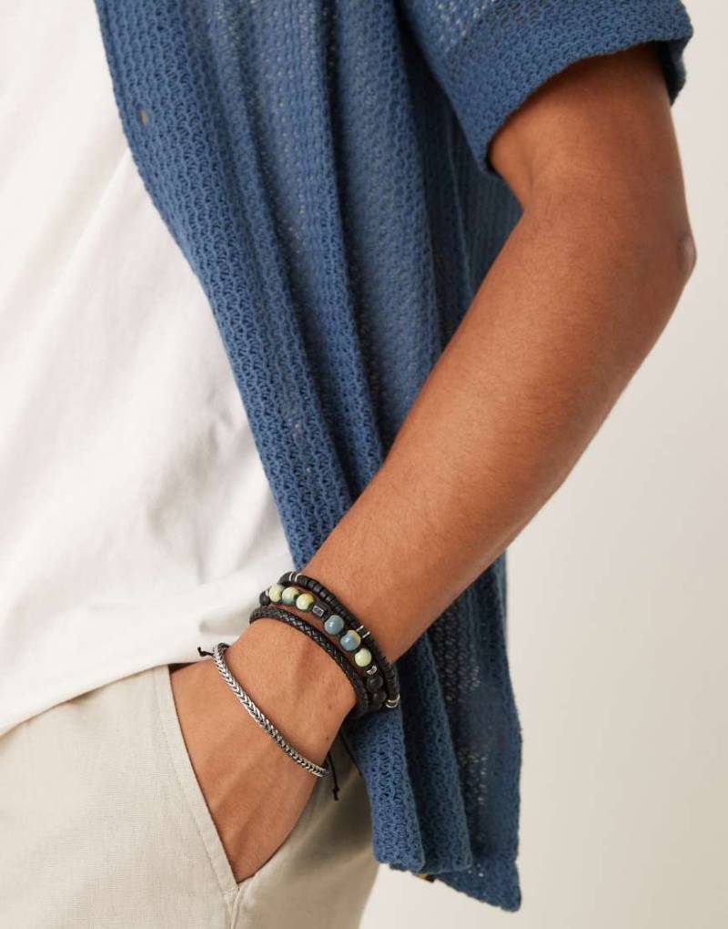 ASOS DESIGN - 4er-Pack Festival-Armbänder mit Perlen- und Kettendesign in Schwarz von ASOS DESIGN