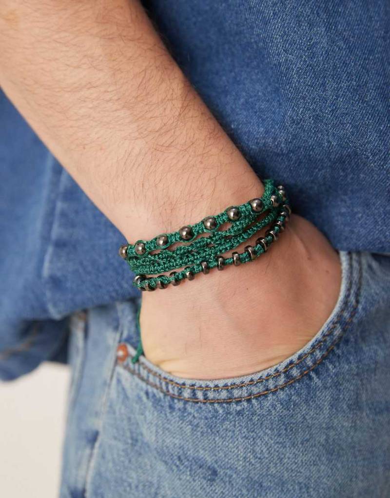 ASOS DESIGN - 4er-Pack Festival-Stoffarmbänder in Grün mit Elementen aus Metall und Kunstperlen von ASOS DESIGN