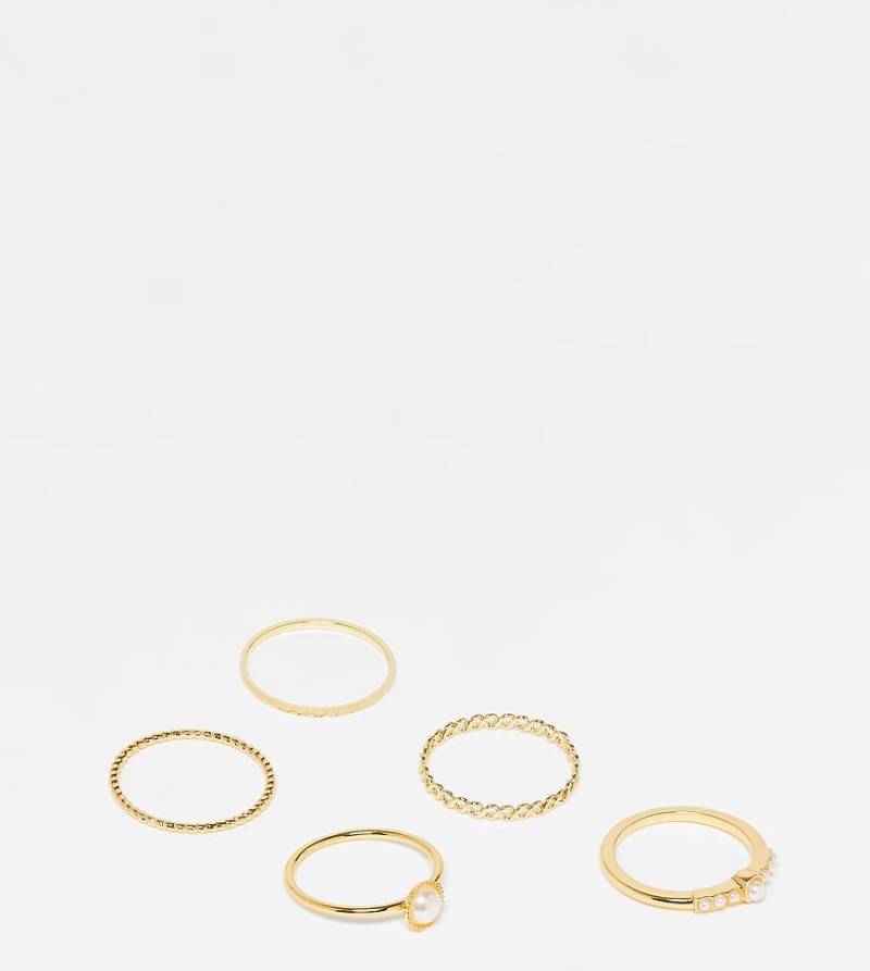 ASOS DESIGN - 5er-Pack Ringe mit 14-Karat-Vergoldung und Kunstperlen-Goldfarben von ASOS DESIGN