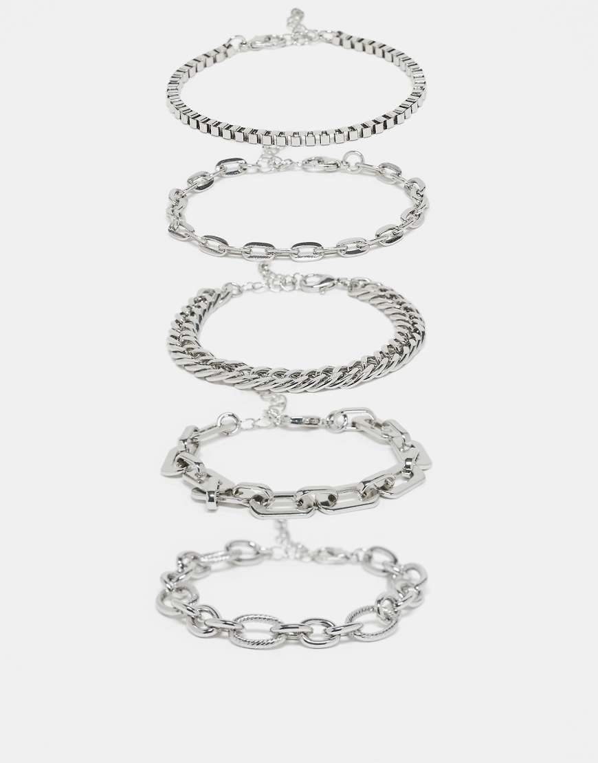 ASOS DESIGN - 5er-Pack mit verschiedenen, silberfarbenen Ketten-Armbändern zum Kombinieren ASOS DESIGN - 5er-Pack mit verschiedenen, silberfarbenen Ketten-Armbändern zum Kombinieren von ASOS DESIGN