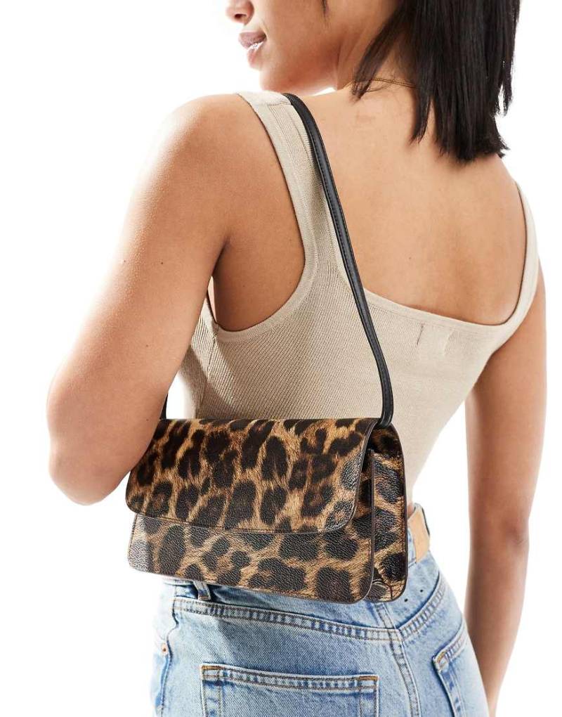 ASOS DESIGN - 90er-Jahre Schultertasche mit Leopardenprint und schmalem Tragegurt-Braun von ASOS DESIGN