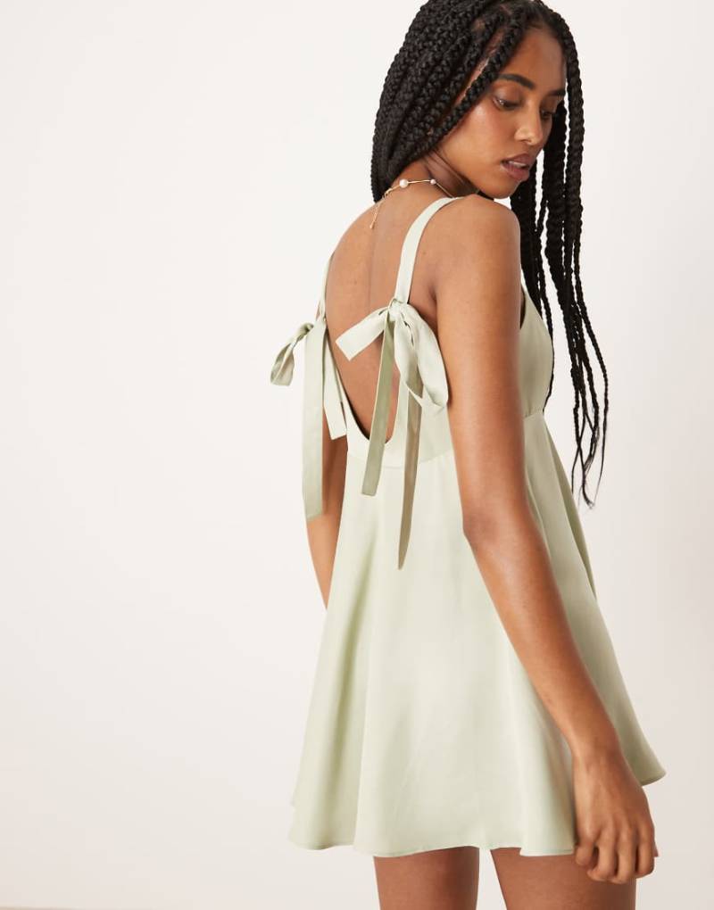 ASOS DESIGN - A-Linien-Minikleid in Salbeigrün mit Satin-Zierschleifen am Rücken von ASOS DESIGN