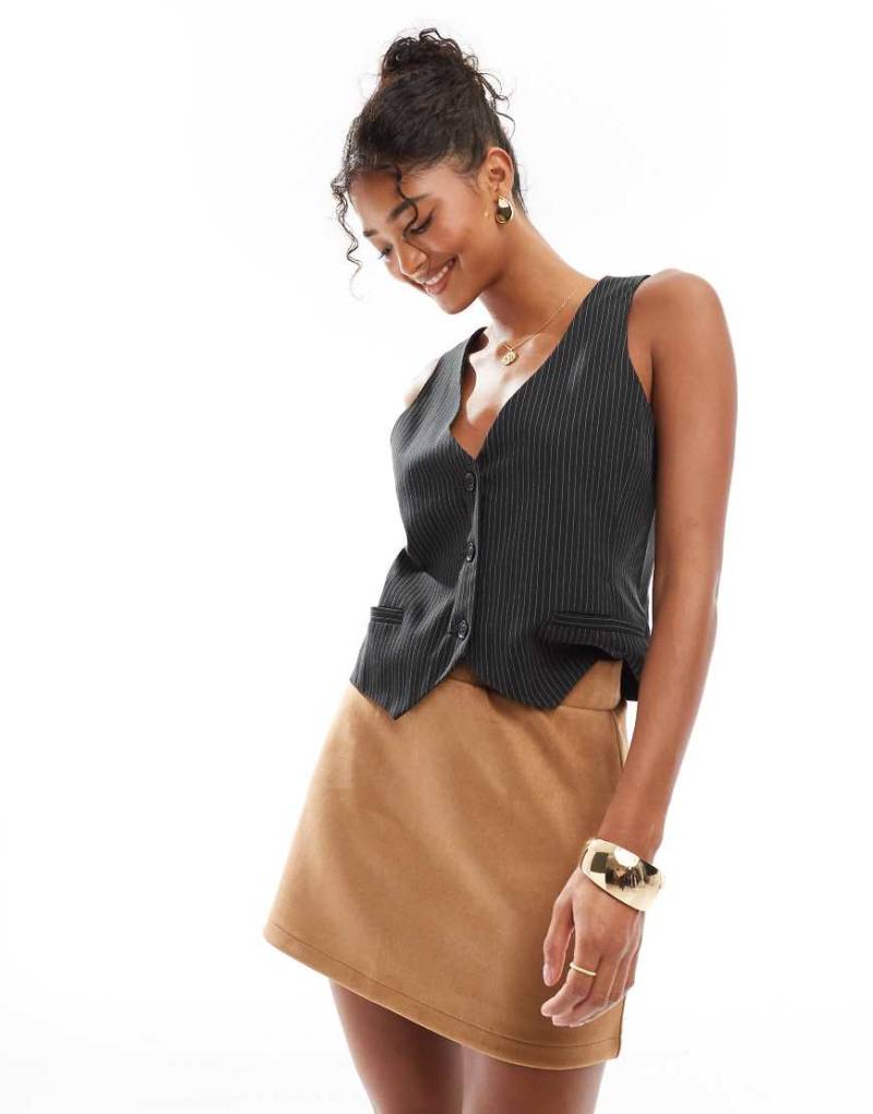ASOS DESIGN - A-Linien-Minirock aus Wildlederimitat in Sandbeige-Neutral von ASOS DESIGN