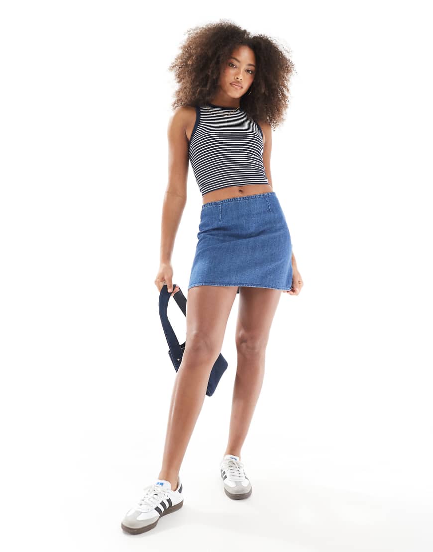 ASOS DESIGN - A-Linien-Minirock in mittelblauer Waschung ASOS DESIGN - A-Linien-Minirock in mittelblauer Waschung von ASOS DESIGN