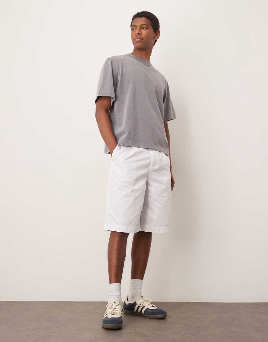 ASOS DESIGN - Weite Oversize-Shorts in Weiß mit Bundfalten ASOS DESIGN - Weite Oversize-Shorts in Weiß mit Bundfalten von ASOS DESIGN