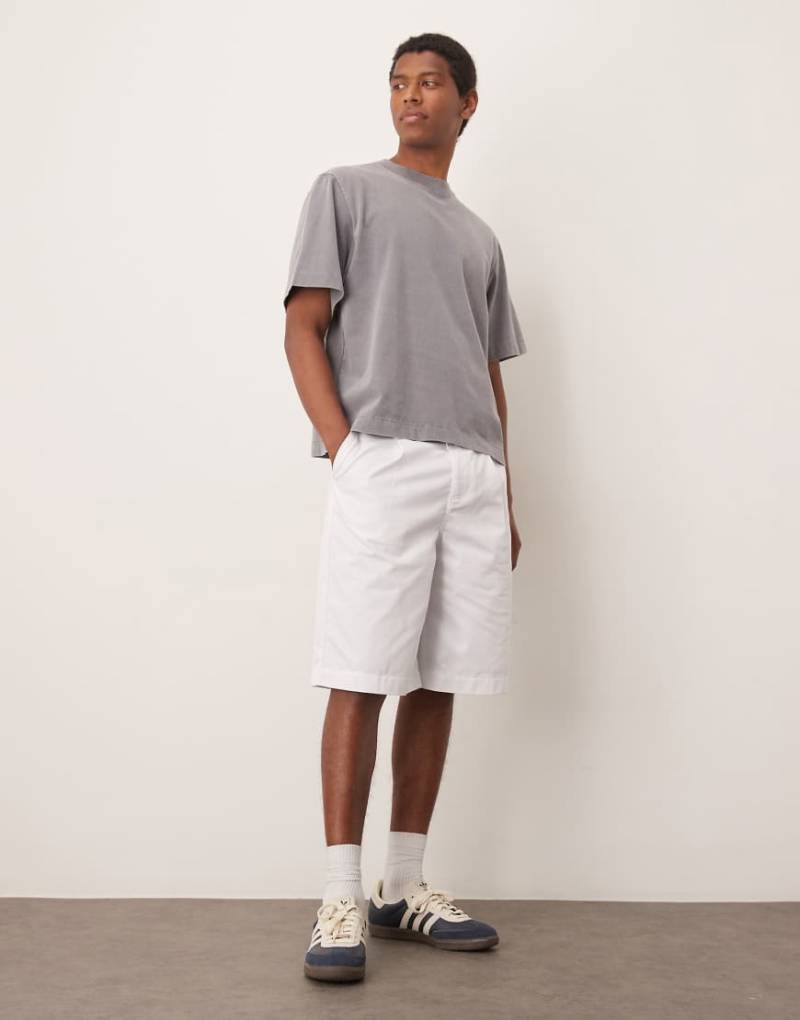 ASOS DESIGN - Weite Oversize-Shorts in Weiß mit Bundfalten von ASOS DESIGN