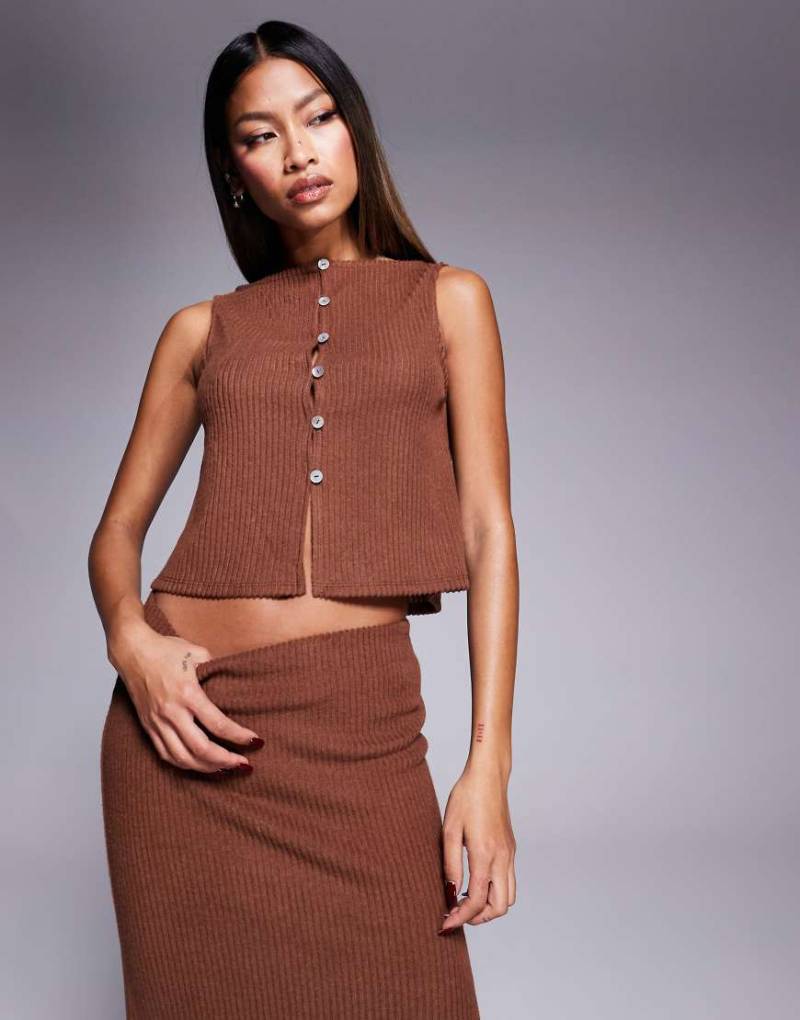 ASOS DESIGN - Ärmellose, kastige, angeraute Strickjacke in geripptem Braun mit U-Boot-Ausschnitt, Kombiteil von ASOS DESIGN