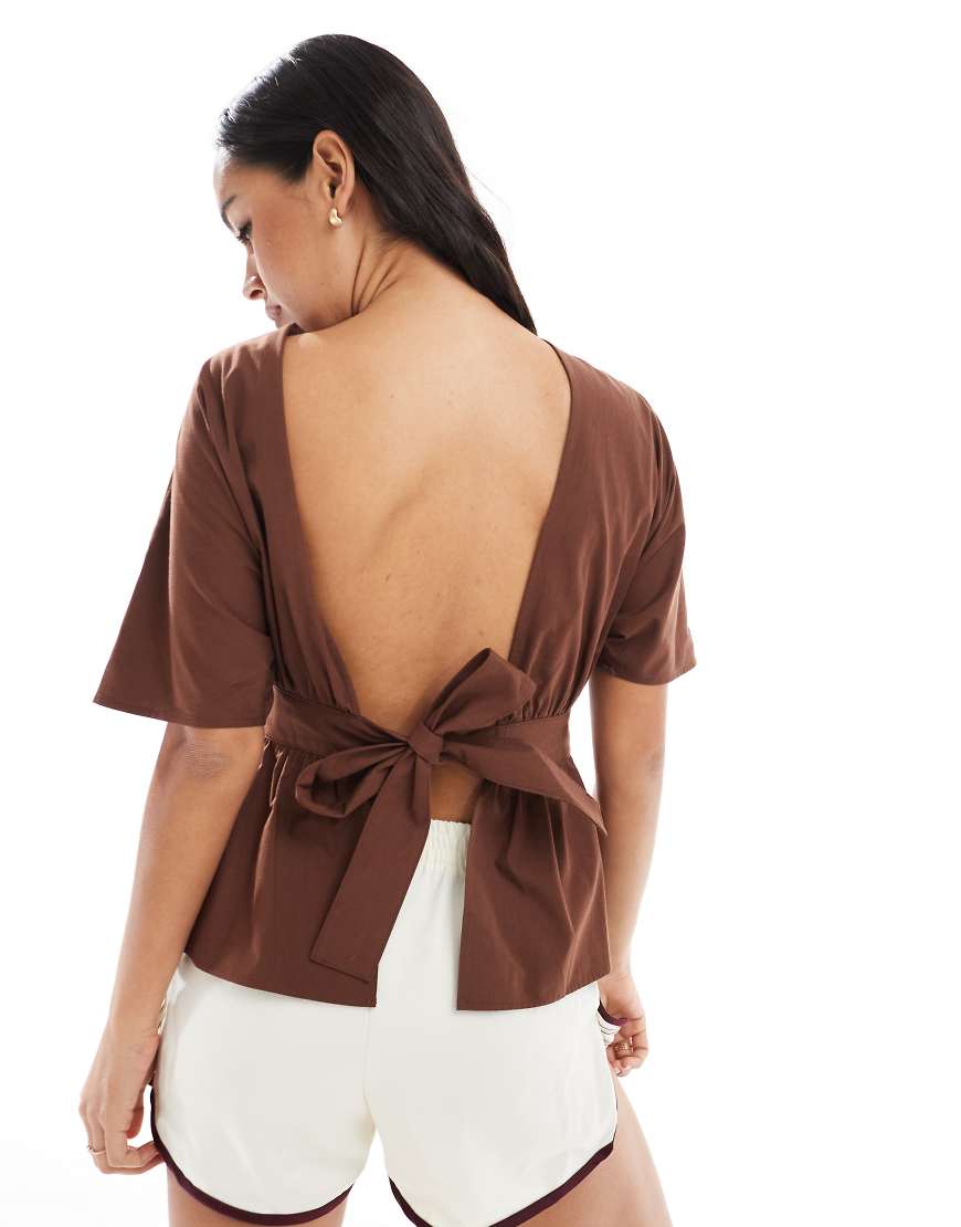 ASOS DESIGN - Ärmellose Bluse in Braun mit Rückenausschnitt und Bindegürtel ASOS DESIGN - Ärmellose Bluse in Braun mit Rückenausschnitt und Bindegürtel von ASOS DESIGN