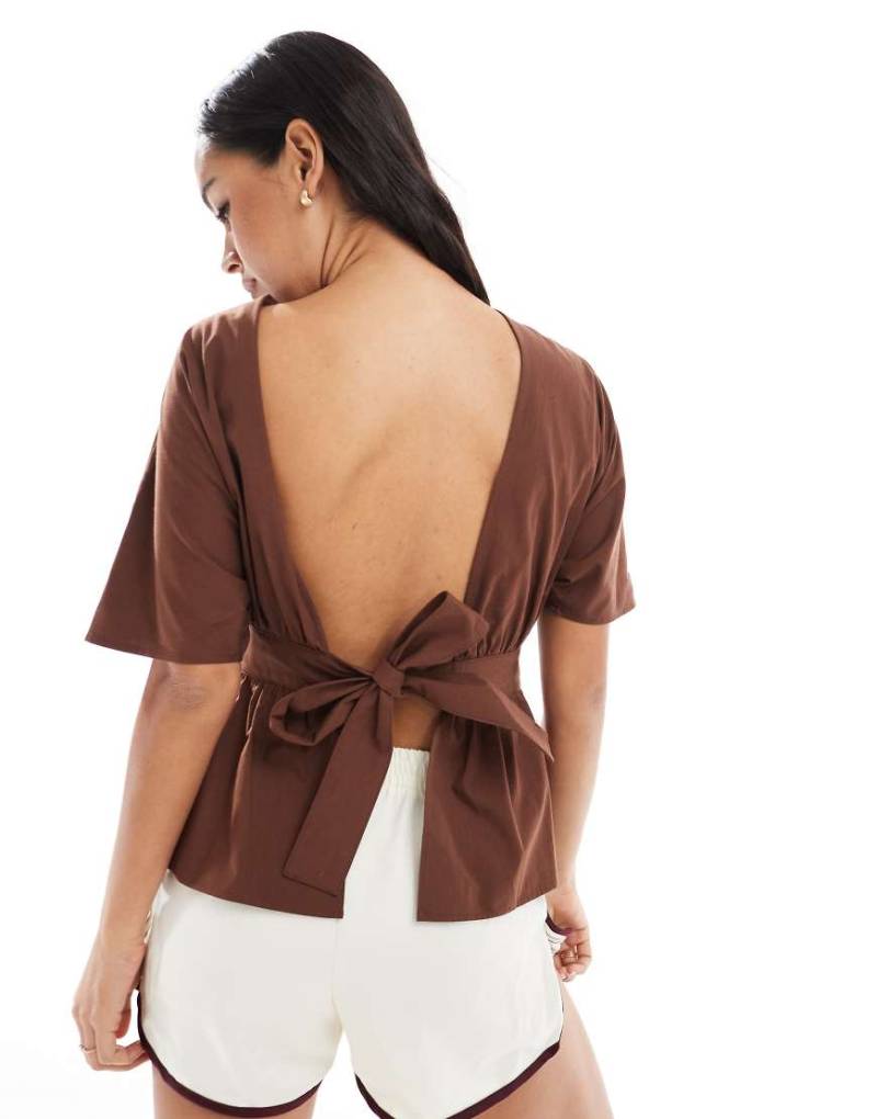 ASOS DESIGN - Ärmellose Bluse in Braun mit Rückenausschnitt und Bindegürtel von ASOS DESIGN