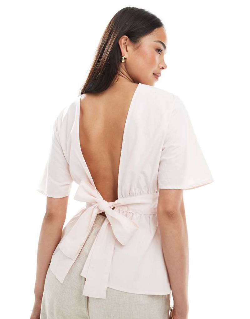 ASOS DESIGN - Bluse in Rosa mit Rückenausschnitt und Bindegürtel von ASOS DESIGN