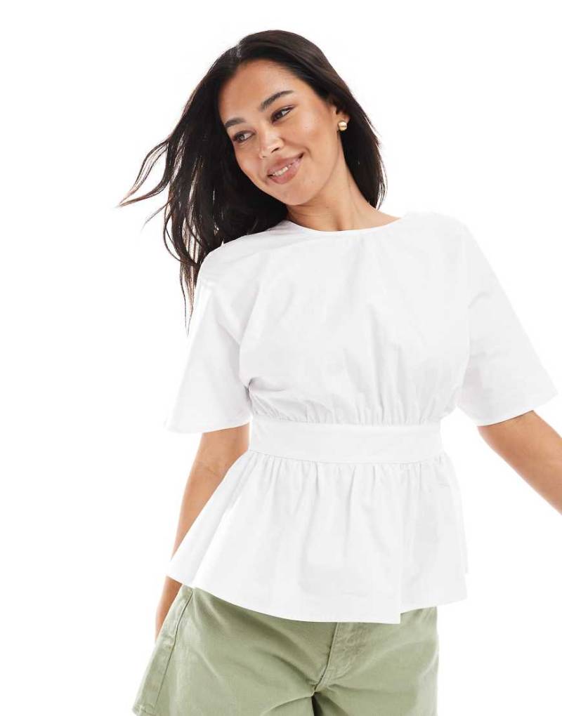 ASOS DESIGN - Bluse in Weiß mit Rückenausschnitt und Bindegürtel von ASOS DESIGN