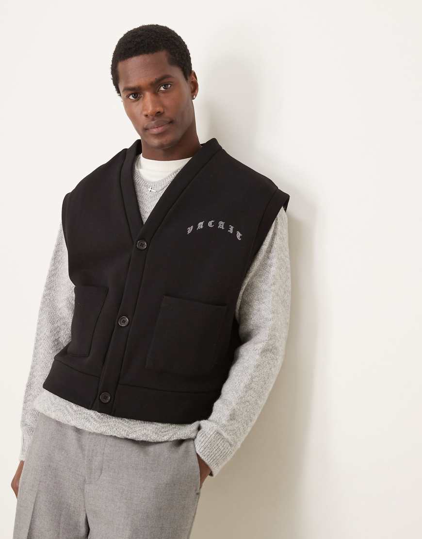 ASOS DESIGN - Ärmellose Cropped-Strickjacke in Schwarz mit Oversize-Passform und Stickerei ASOS DESIGN - Ärmellose Cropped-Strickjacke in Schwarz mit Oversize-Passform und Stickerei von ASOS DESIGN