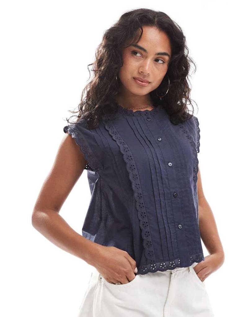 ASOS DESIGN - Ärmellose Hemdbluse in Blau mit Lochstickerei-Rot von ASOS DESIGN