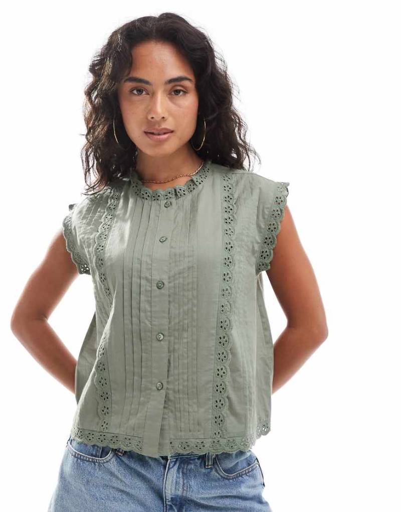 ASOS DESIGN - Ärmellose Hemdbluse in Grün mit Lochstickerei von ASOS DESIGN