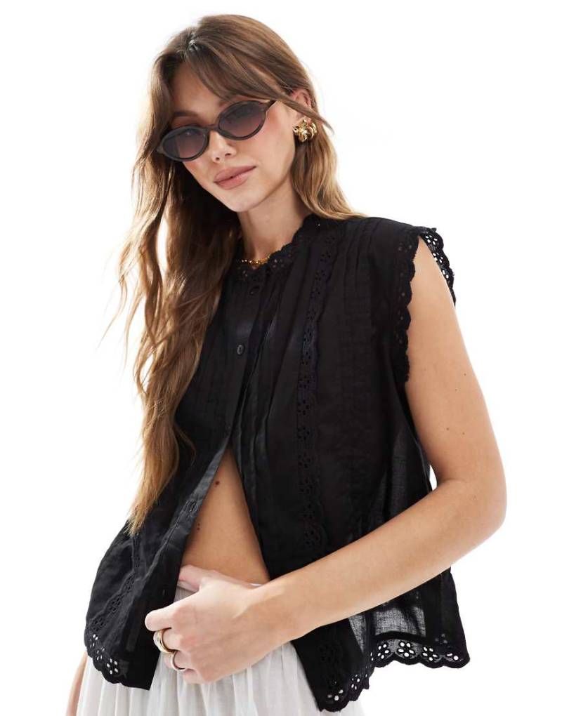 ASOS DESIGN - Ärmellose Hemdbluse in Schwarz mit Lochstickerei von ASOS DESIGN