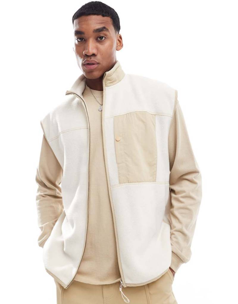 ASOS DESIGN - Ärmellose Oversize-Hemdjacke aus Fleece in Hellgrau von ASOS DESIGN