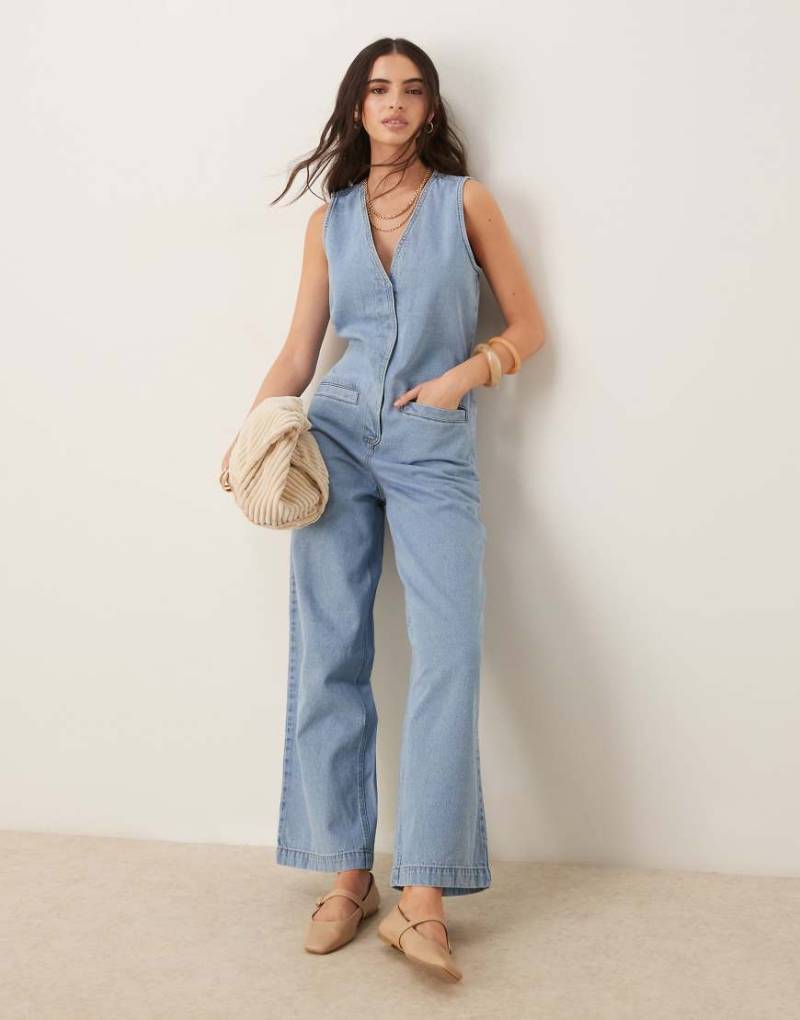 ASOS DESIGN - Ärmelloser Jeans-Jumpsuit in hellblauer Waschung mit gebundener Rückseite von ASOS DESIGN