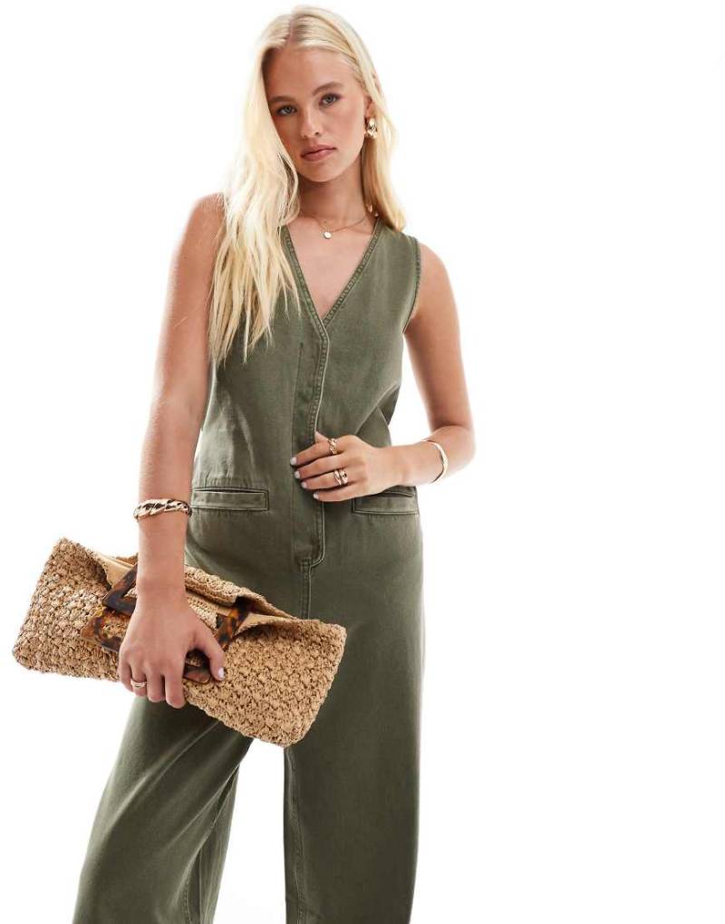 ASOS DESIGN - Ärmelloser Jeans-Jumpsuit in lockerer Passform in Khaki-Waschung-Grün von ASOS DESIGN
