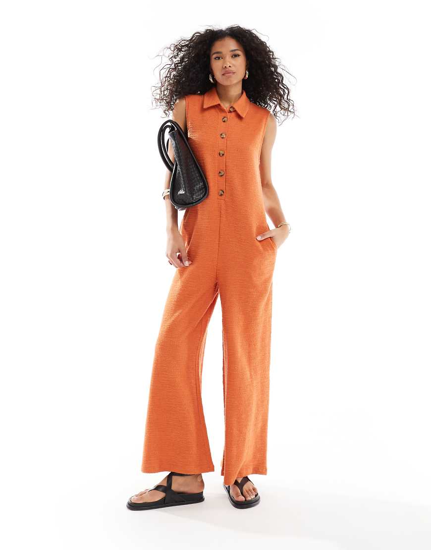ASOS DESIGN - Ärmelloser Jumpsuit in Rostrot mit Kragen, weitem Bein und Knopf vorne-Weiß ASOS DESIGN - Ärmelloser Jumpsuit in Rostrot mit Kragen, weitem Bein und Knopf vorne-Weiß von ASOS DESIGN