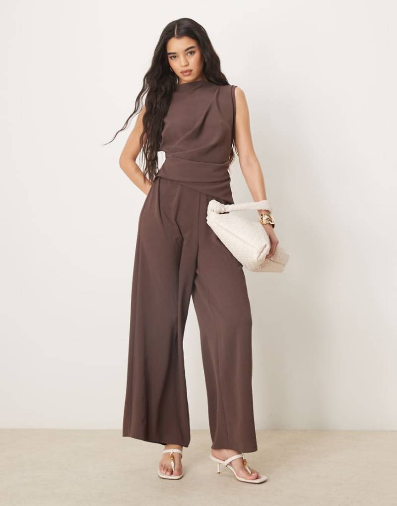 ASOS DESIGN - Ärmelloser Jumpsuit in Schokoladenbraun mit geraffter Taille von ASOS DESIGN