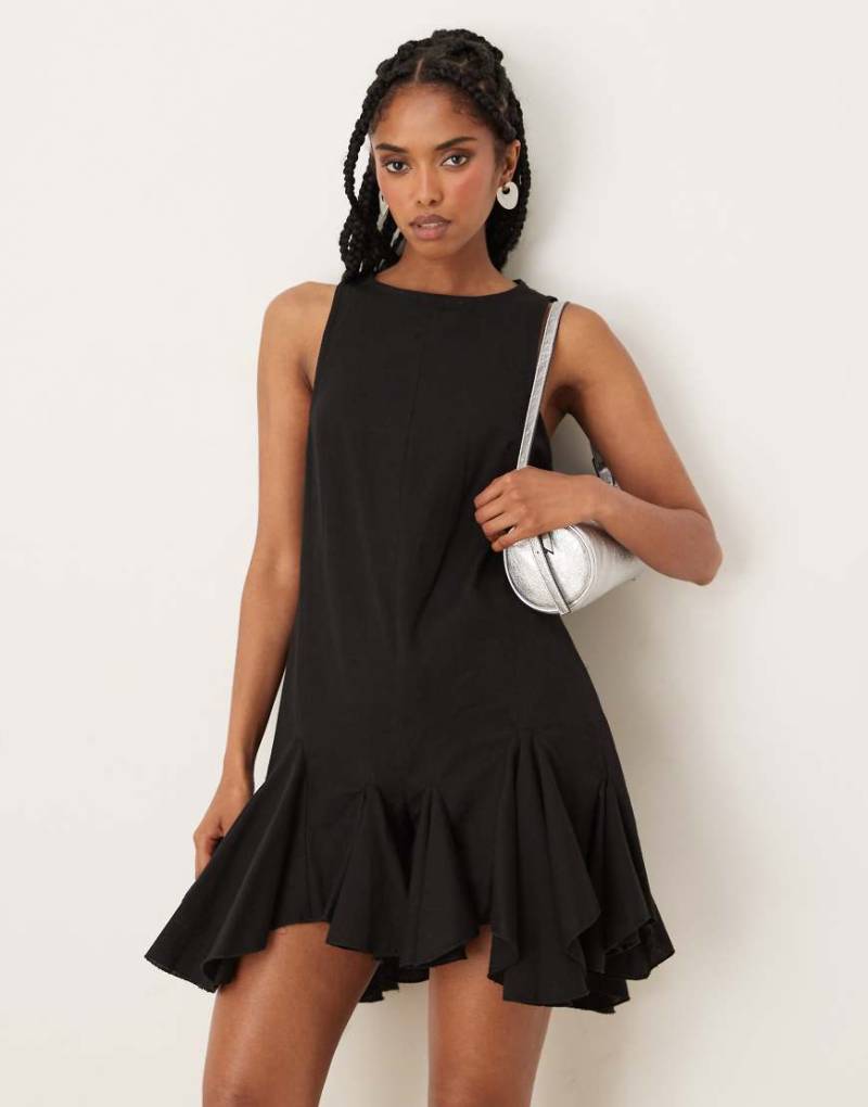ASOS DESIGN - Ärmelloser Playsuit in Schwarz mit Godet-Design von ASOS DESIGN