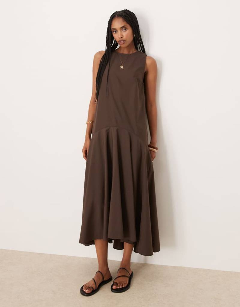 ASOS DESIGN - Ärmelloses, Maxikleid in Schokobraun mit tiefer Taille von ASOS DESIGN
