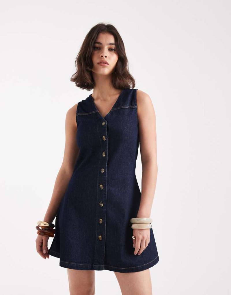 ASOS DESIGN - Ärmelloses, ausgestelltes Mini-Jeanskleid in Rinse-Waschung-Blau von ASOS DESIGN